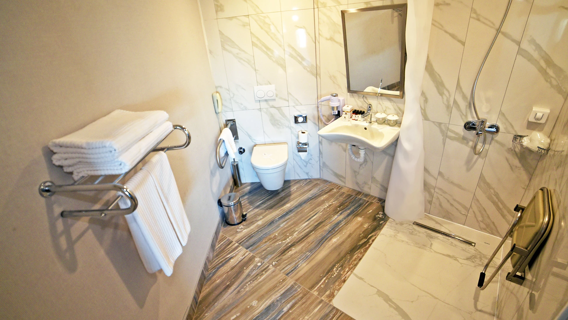 Værelse på Hotel Royal Wings Hotel i Antalya, Turkiet - Billede 6