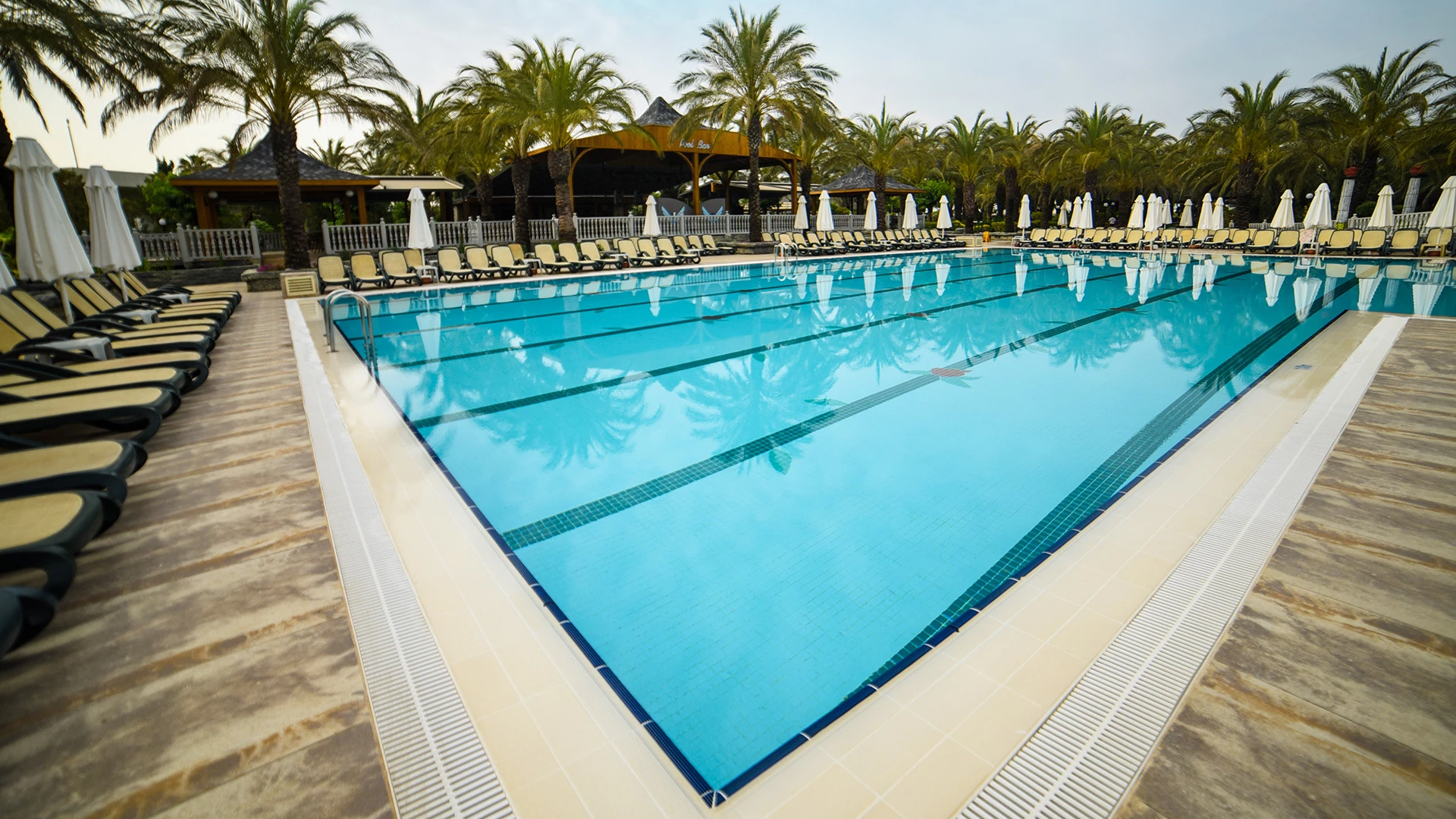 Poolområde på Hotel Royal Wings Hotel i Antalya, Turkiet - Billede 3